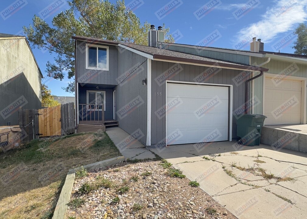 155 Westhills Loop in Gillette, WY - Foto de edificio