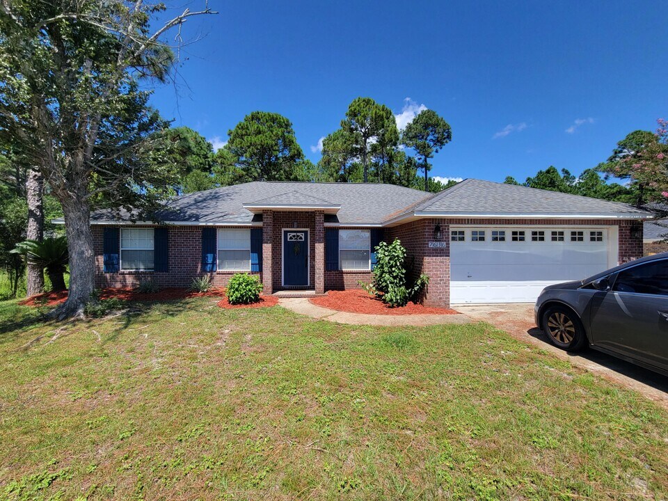 7636 Manatee St in Navarre, FL - Building Photo