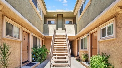 20235 Cohasset St, Unit 9 in Winnetka, CA - Foto de edificio - Building Photo