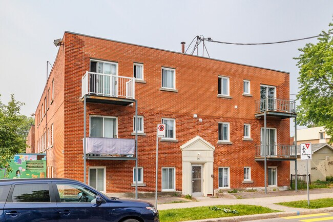 145 Benoît Car in St. Laurent, QC - Building Photo - Building Photo