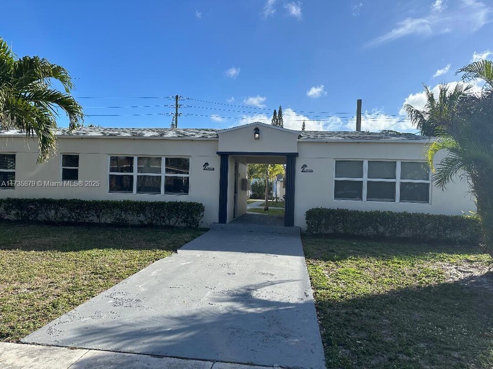 1956 Lincoln St in Hollywood, FL - Building Photo