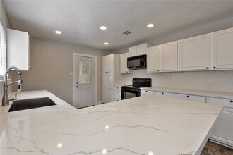 4131 Valley Haven Dr in Houston, TX - Building Photo - Building Photo