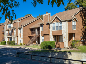 Willow Brook Apartments in Austin, TX - Foto de edificio - Building Photo