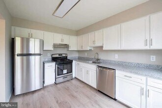 7066 Solomon Seal Ct in West Springfield, VA - Building Photo - Building Photo