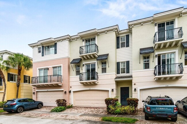 536 NW 39th Cir in Boca Raton, FL - Building Photo - Building Photo