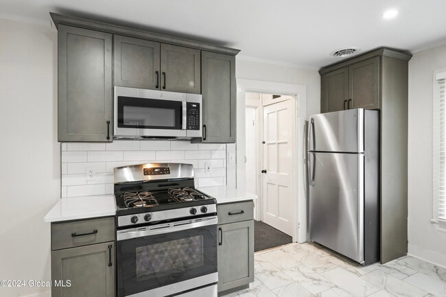 58 Lincoln Ave-Unit -2 in Saratoga Springs, NY - Building Photo - Building Photo