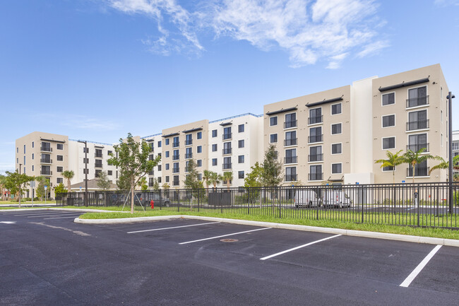 Autumn Ridge 62+ Senior Housing in West Palm Beach, FL - Foto de edificio - Building Photo