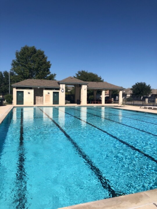 217 Sylvan St in Hutto, TX - Building Photo