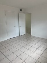6055 W 19th Ave, Unit 218 in Hialeah, FL - Foto de edificio - Building Photo