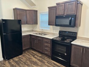 5215 Crestway Rd in Windcrest, TX - Foto de edificio - Building Photo