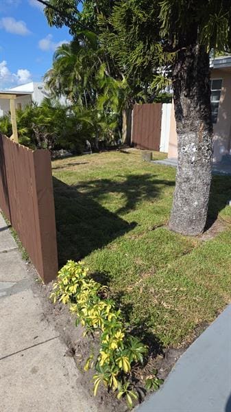 606 Phippen Waiters Rd in Dania Beach, FL - Building Photo - Building Photo