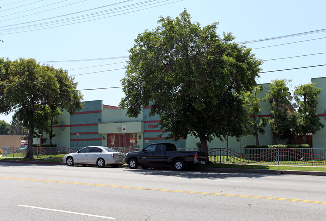 17808-17828 Saticoy St in Reseda, CA - Building Photo - Building Photo