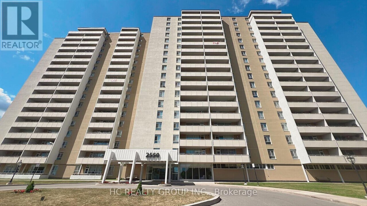2550 Pharmacy Ave in Toronto, ON - Building Photo