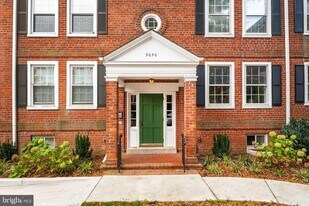 3050 S Buchanan St in Arlington, VA - Building Photo