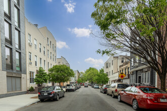 129 Newton St in Brooklyn, NY - Foto de edificio - Building Photo