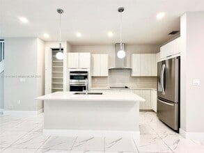 10410 NW 67th St in Doral, FL - Building Photo - Building Photo