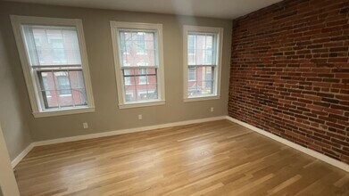 82 Phillips St, Unit 2 in Boston, MA - Foto de edificio - Building Photo