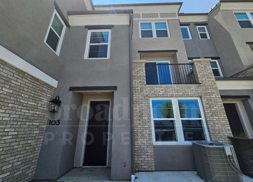 1240 Sunrise View in San Marcos, CA - Building Photo