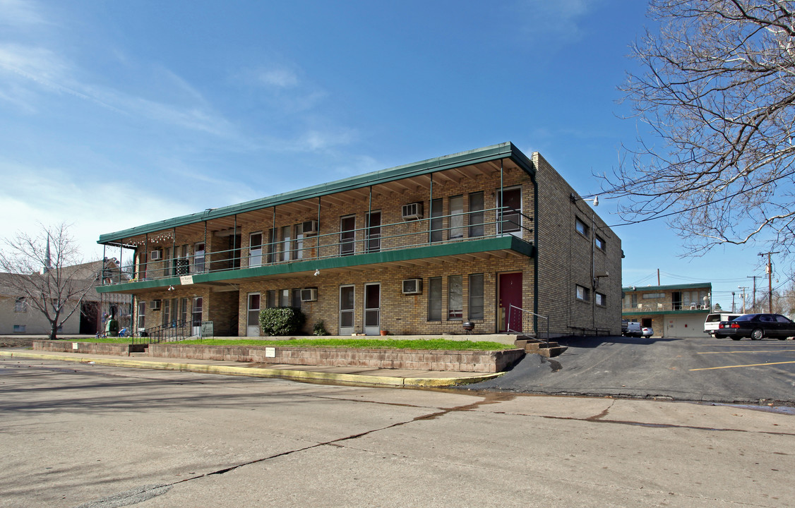 Ivy Manor Apartments in Tulsa, OK - Building Photo