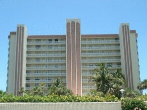 Miramar Condominium in Jensen Beach, FL - Foto de edificio - Building Photo