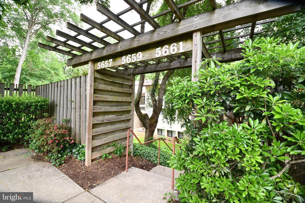 5659 Harpers Farm Rd in Columbia, MD - Building Photo