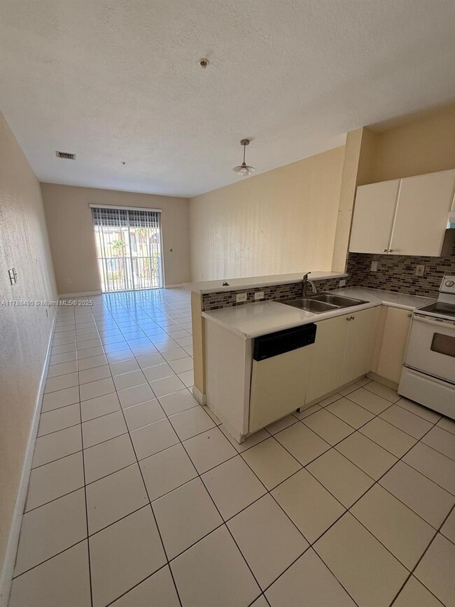 7100 NW 177th St in Hialeah, FL - Building Photo - Building Photo