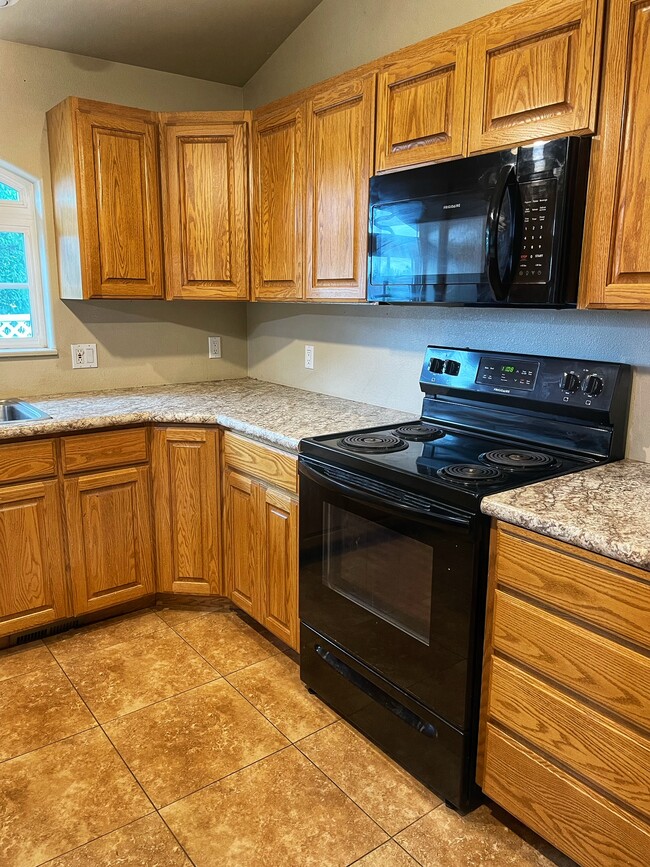 2232 E Shoshone Ave in Athol, ID - Building Photo - Building Photo