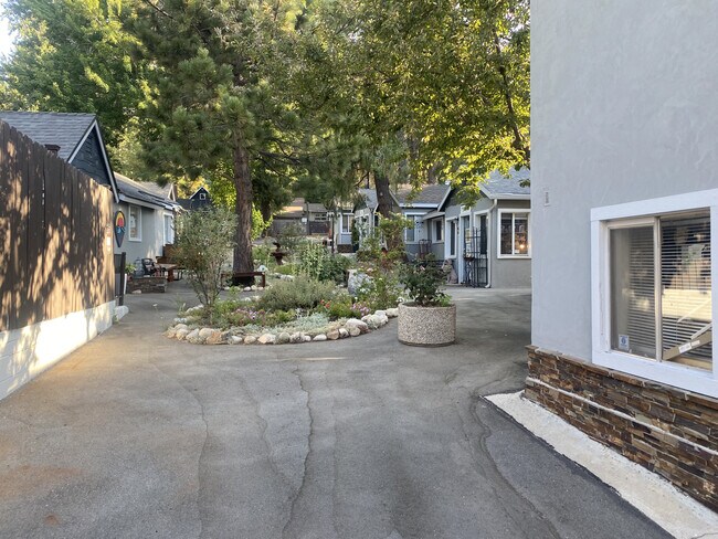 23930 Lake Drive, Unit 202 in Crestline, CA - Foto de edificio - Building Photo