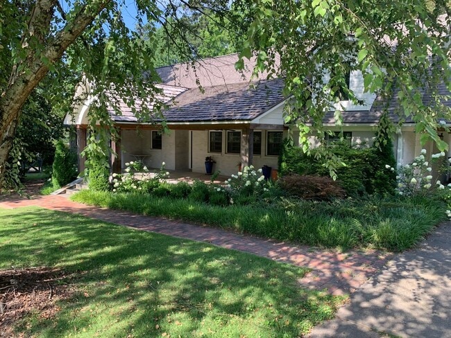 Beautiful Home on South Dean Rd in Auburn, AL - Building Photo - Building Photo