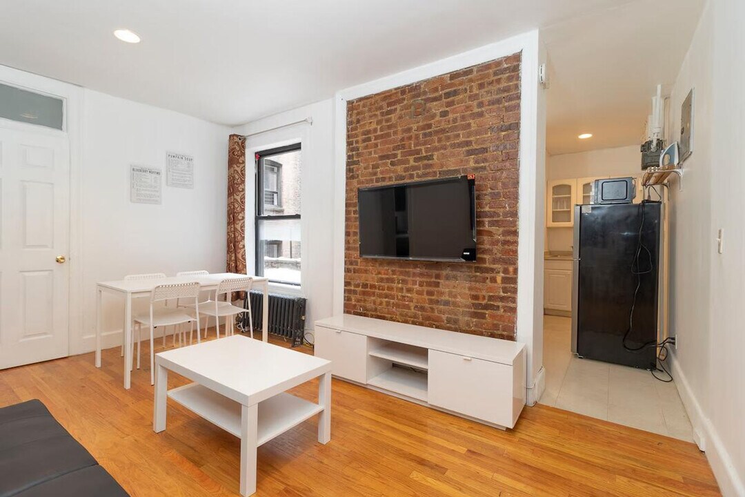 322 E 93rd St in New York, NY - Building Photo