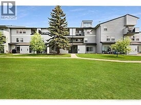 7201 Poplar Dr in Grande Prairie, AB - Building Photo