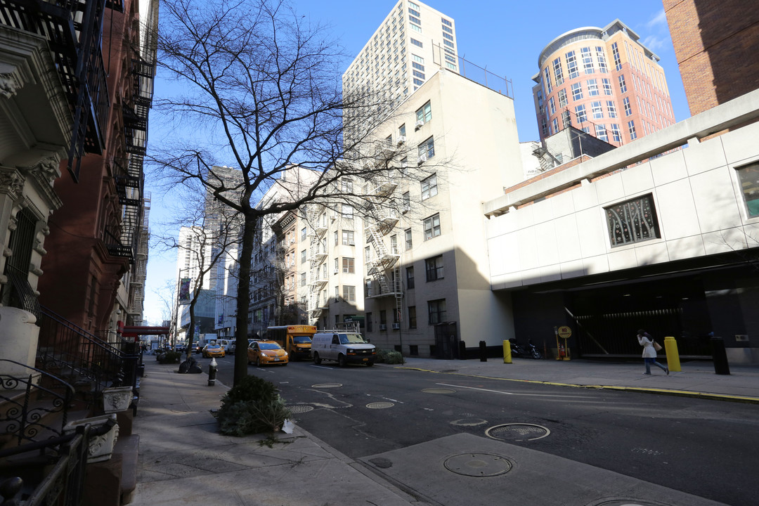 Robin Court in New York, NY - Building Photo