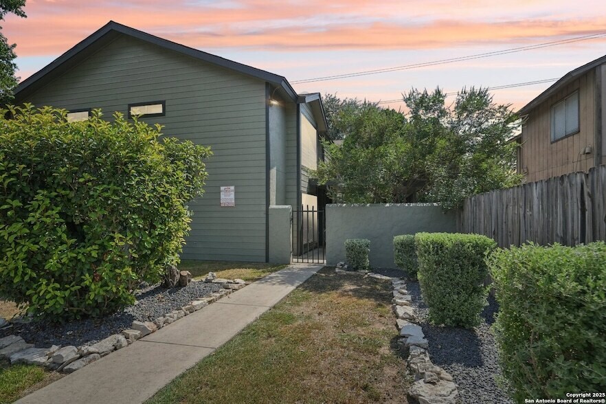 10609 Starcrest Dr in San Antonio, TX - Building Photo