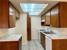 1400 W Warner Ave, Unit 9 in Santa Ana, CA - Building Photo