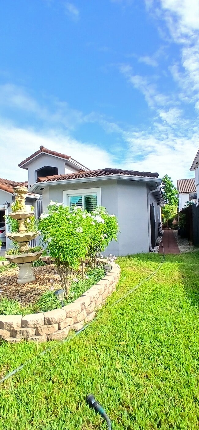 7967 NW 186th Terrace in Hialeah, FL - Building Photo - Building Photo