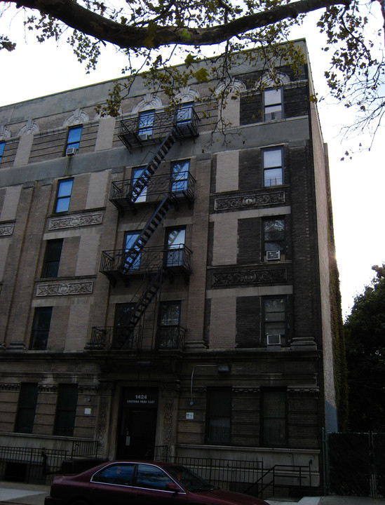 1424 Crotona Park E in Bronx, NY - Building Photo