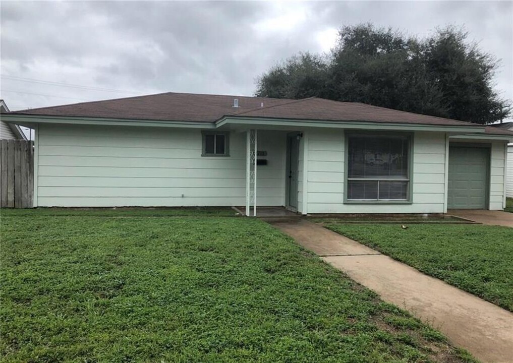 1215 Zana Ln in Rockdale, TX - Foto de edificio