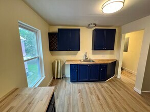 22 Woronoco Ave, Unit 2 in Westfield, MA - Building Photo - Building Photo