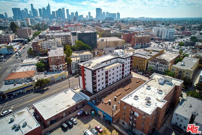 719 S Hoover St in Los Angeles, CA - Foto de edificio - Building Photo