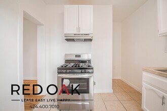 1056 Normandie Ave in Los Angeles, CA - Foto de edificio - Building Photo