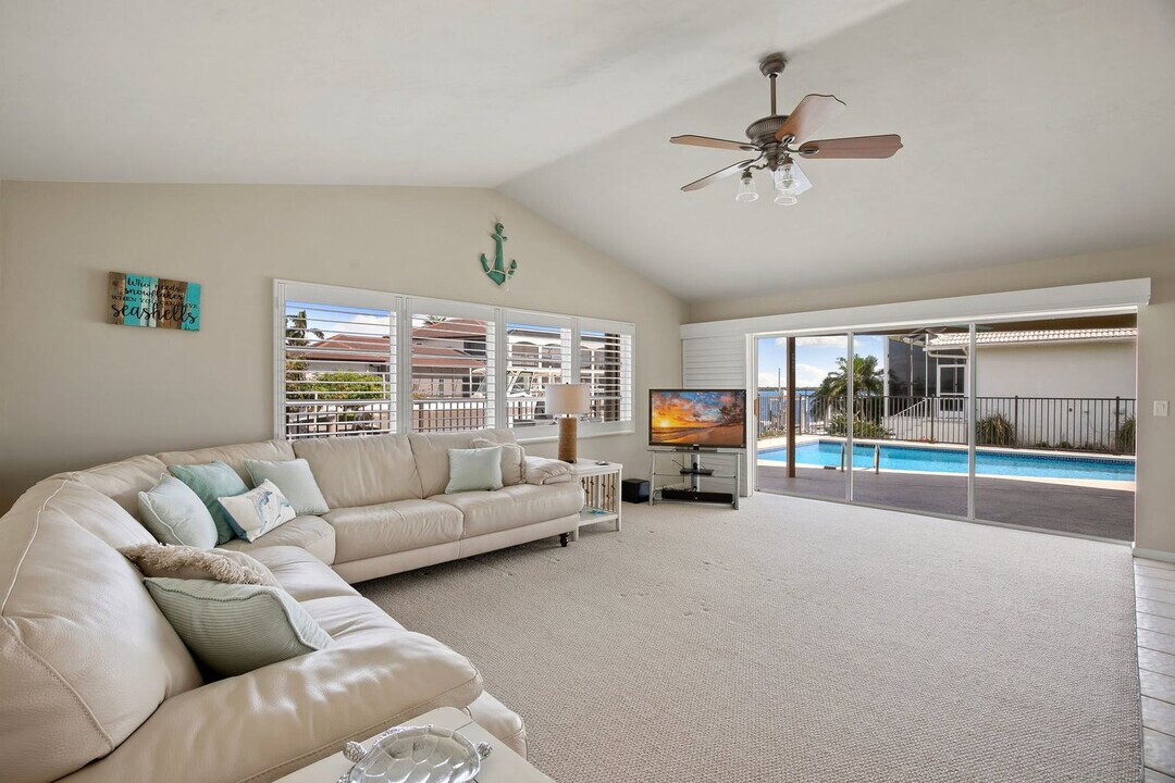 874 Magnolia Ct in Marco Island, FL - Foto de edificio