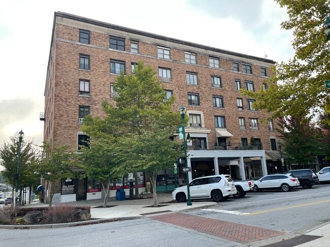 538 N Main St, Unit 512 in Hendersonville, NC - Foto de edificio - Building Photo
