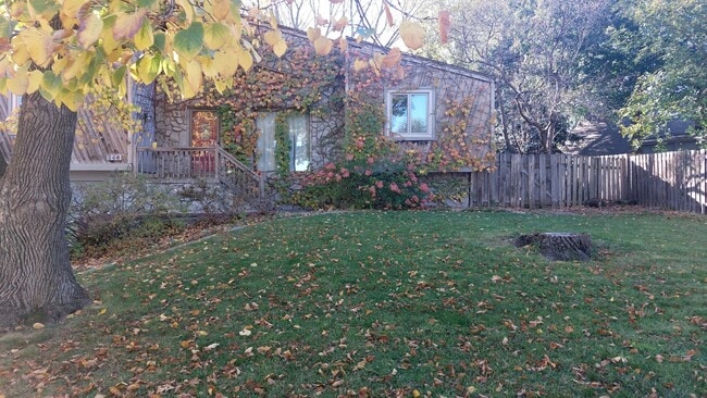 property at 866 S 156th Ave