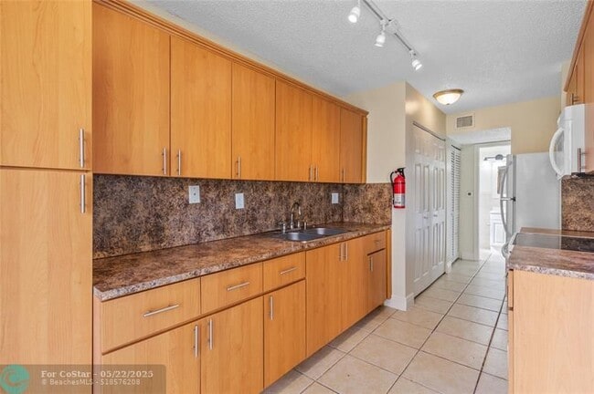 3550 Blue Lake Dr in Pompano Beach, FL - Building Photo - Building Photo