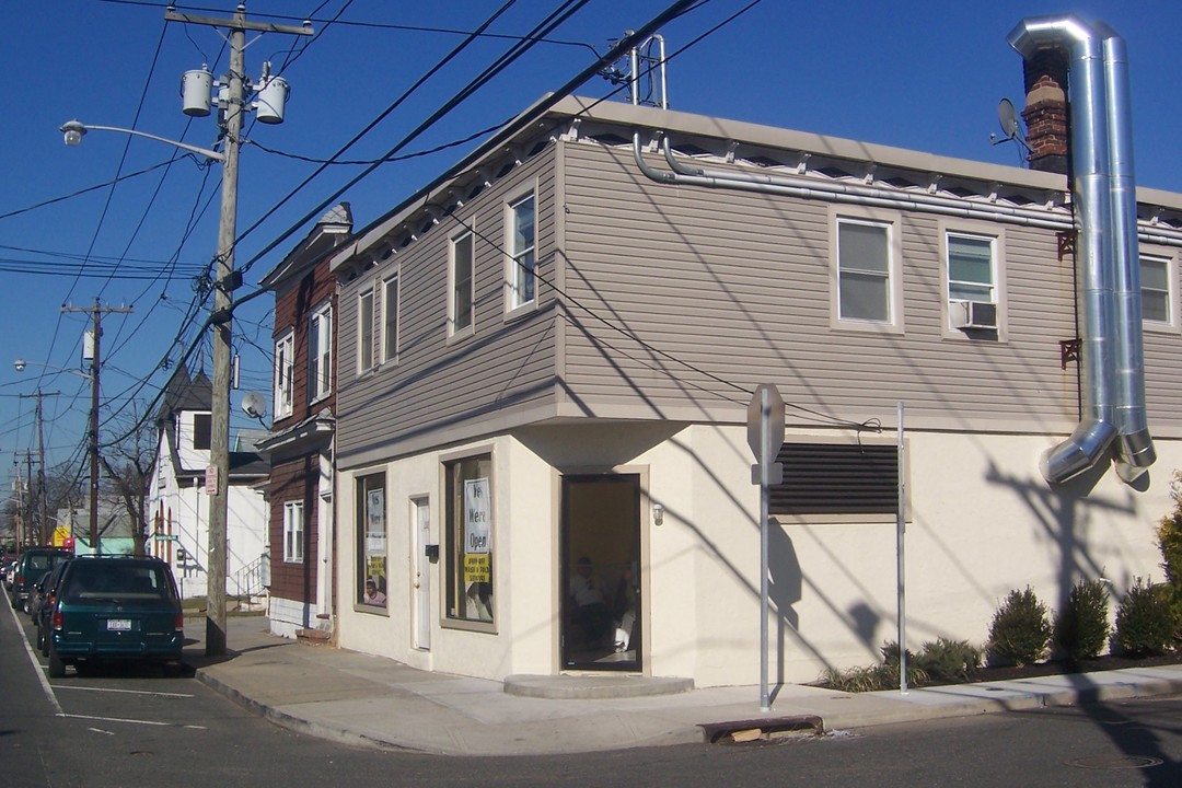 226 Lawrence Ave in Lawrence, NY - Building Photo