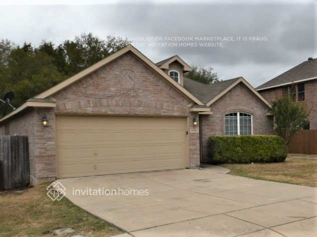 7041 Meandering Creek Ln in Fort Worth, TX - Building Photo