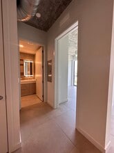 142 NW 31st St, Unit B21 in Miami, FL - Foto de edificio - Building Photo