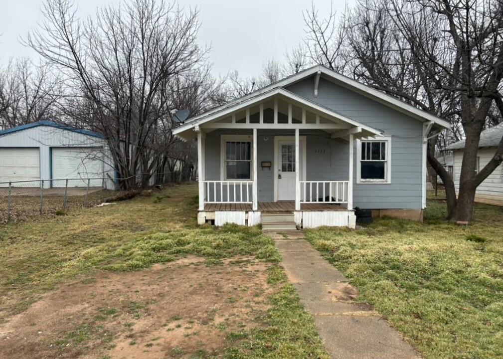 1117 Ivanhoe St in Perry, OK - Building Photo