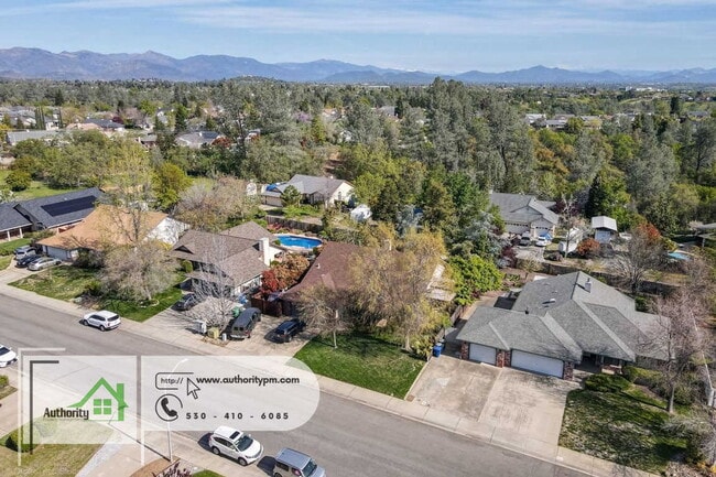 2832 Howard Dr in Redding, CA - Foto de edificio - Building Photo