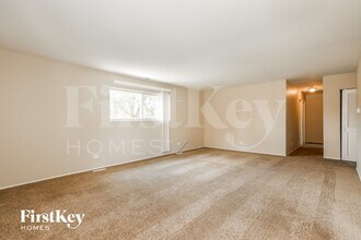 105 Oxford Ln in Glendale Heights, IL - Building Photo - Building Photo